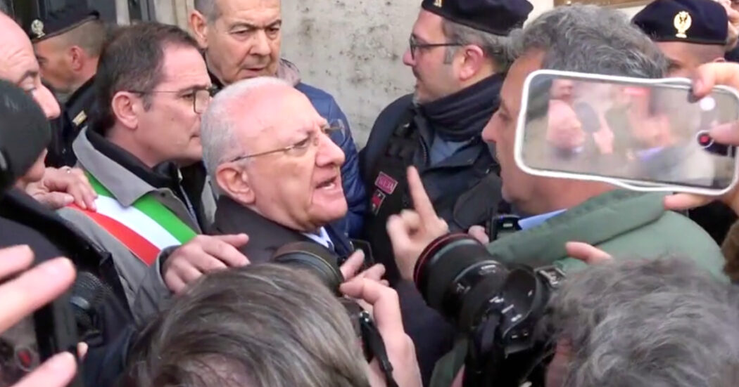 “Conigli, ci aprano”: Vincenzo De Luca si dirige coi manifestanti sotto il ministero guidato da Fitto