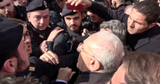 Copertina di “Ci dovete caricare, ci dovete uccidere”: De Luca furioso con la polizia che vuole fermarlo di fronte a Palazzo Chigi