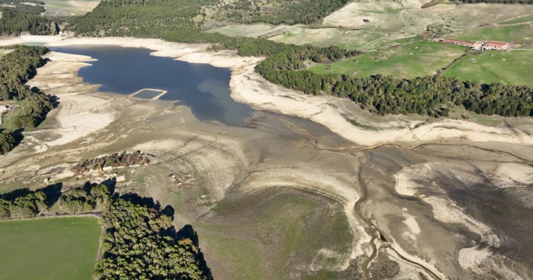 La Sicilia è alle prese con la siccità già a febbraio: le immagini aeree sul lago Fanaco sono desolanti