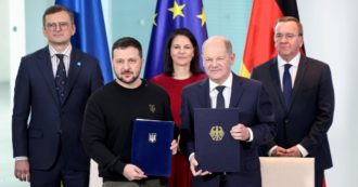 Copertina di Ucraina, da Stoltenberg a Scholz: “La Ue deve fabbricare più armi”