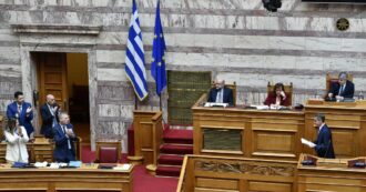 Copertina di Grecia, sì alla legge su matrimoni gay e diritto all’adozione. Il premier conservatore: “Pietra miliare, gli invisibili diventano visibili”