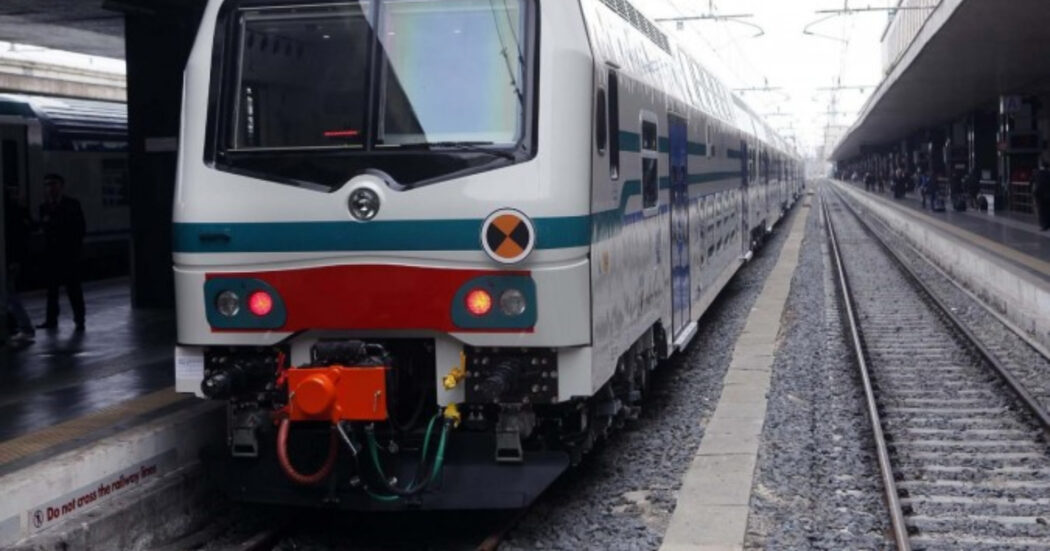 https://st.ilfattoquotidiano.it/wp-content/uploads/2024/02/16/treni-pendolari-675x449-1-1050x551.jpg