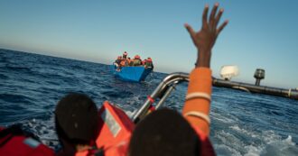 Copertina di Cassazione, affidare i migranti alla Guardia costiera libica è reato: “Tripoli non è un porto sicuro”