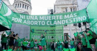 Copertina di Argentina, movimenti femministi sul piede di guerra dopo la proposta di legge anti-aborto: “L’8 marzo marciamo per i diritti delle donne”