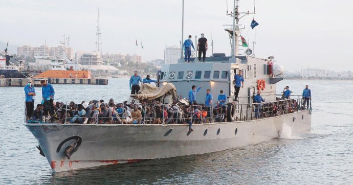 Cassazione: “Tripoli non è un porto sicuro” Reato affidare migranti a guardiacoste libici