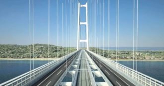 Copertina di Quanto costerà passare in auto sul Ponte sullo Stretto? Il pedaggio sarà uguale al biglietto per i traghetti. “A rischio posti di lavoro sulle navi”