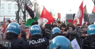Copertina di Verona, tensioni al corteo contro le armi e gli stand israeliani in fiera. La polizia colpisce i manifestanti che avanzano con le mani alzate