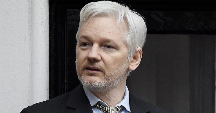 “Possibile accordo Usa-Assange se si dichiara colpevole di un reato minore”. Ma il team legale del fondatore di Wikileaks smentisce