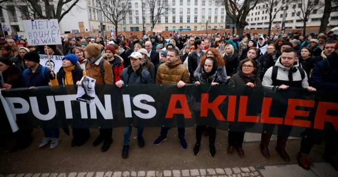 I bellicisti: “Via Salvini dalla fiaccolata”. Insulti per Conte e i pacifisti