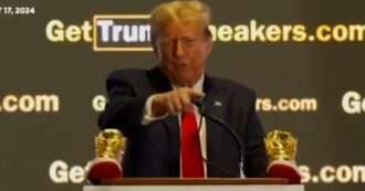 Copertina di Trump presenta le sue scarpe dorate davanti alla folla in delirio, tra cori di sostegno, insulti a Biden e ululati di disapprovazione