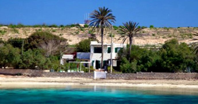 Copertina di B., la famiglia vende la villa di Lampedusa