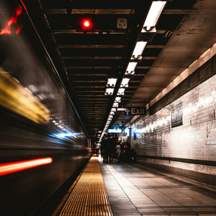 Due minorenni morte sul tetto della metropolitana. Allarme per il fenomeno Subway Surfing: ecco cos’è