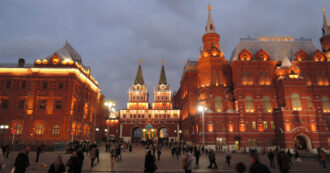Copertina di Russia, allerta terrorismo a Mosca. Gli Usa: “Rischi nelle prossime 48 ore”. E la Farnesina: “Evitare gli assembramenti”