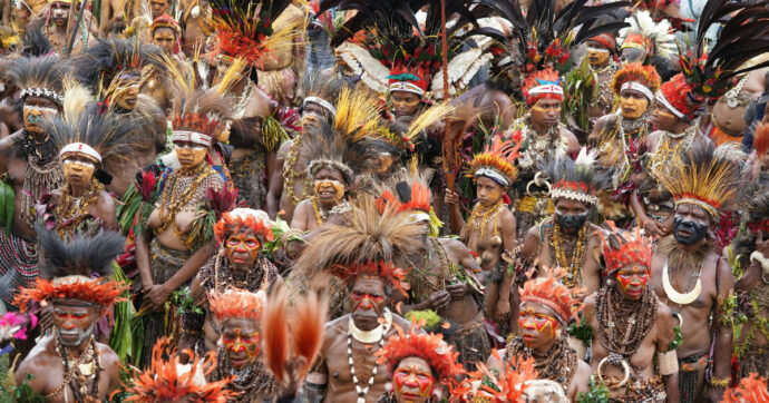 Strage in Papua-Nuova Guinea a causa di violenze tribali: 64 vittime. Forze di sicurezza: “Sono troppi, non riusciamo a fermarli”