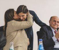 Copertina di Abbraccio tra Elly e Todde. Sessista in lista per Truzzu