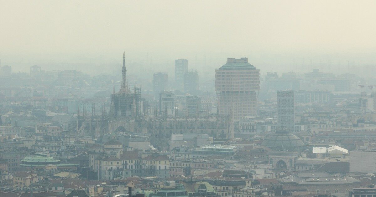 Per Sala e Fontana l’aria migliora: “Lo dice l’Arpa”. È davvero così? Ecco i dati (dell’Arpa) che li smentiscono: tutti i numeri della Lombardia che soffoca