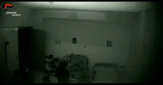 Copertina di Anziani abbandonati e “rinchiusi” nel letto con griglie di ferro: quattro arresti in una casa di riposo a Caltanissetta – Video