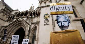 Copertina di Iniziata l’udienza sull’estradizione negli Usa di Assange. Il fondatore di Wikileaks non è in aula a Londra: “Non sta bene”