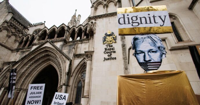 Iniziata l’udienza sull’estradizione negli Usa di Assange. Il fondatore di Wikileaks non è in aula a Londra: “Non sta bene”