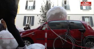 Copertina di Un’auto distrutta da enormi chicchi di grandine: a Milano l’installazione contro il negazionismo climatico