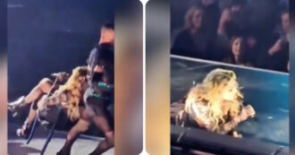 Copertina di Madonna, incidente sul palco: cade dalla sedia durante il concerto. La sua reazione stupisce i fan – VIDEO
