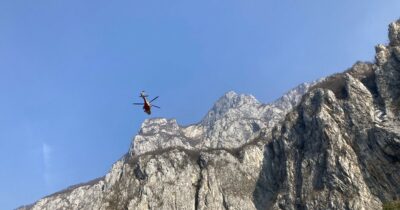 Copertina di Lecco, la tuta alare non si apre: precipita da 1.280 metri, morto base jumper 33enne. È lo sport più rischioso: i dati della strage in Italia