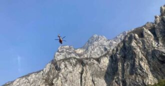 Copertina di “Sono sotto choc, sento il piede a penzoloni, ho paura di perderlo. Urlo al mio amico: ‘Chiama l’elicottero, ho un piede staccato'”: l’incubo di Alessandro, alpinista ferito durante una scalata