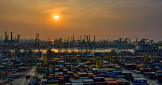 Copertina di Gli Usa stanziano miliardi per sostituire le gru dei propri porti. “Possono diventare un’arma della Cina”