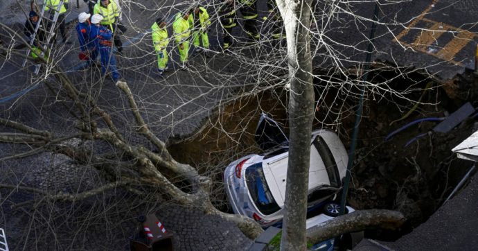 Si apre voragine al Vomero, due auto precipitate