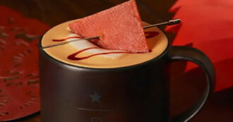 Copertina di Starbucks lancia il cappuccino che sa di maiale: “Un augurio di prosperità per il nuovo anno”