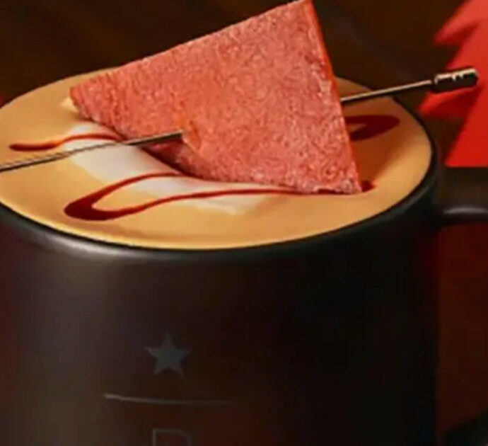 Starbucks lancia il cappuccino che sa di maiale: “Un augurio di prosperità per il nuovo anno”