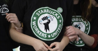 Copertina di La rivolta degli universitari americani contro Starbucks: “Non rispetta i diritti dei lavoratori. Via dai nostri campus”