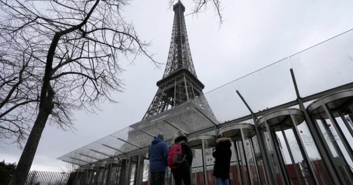 Parigi, la Tour Eiffel chiusa per sciopero per il 4° giorno consecutivo. I sindacati invocano il restauro: “Degrado avanzato”