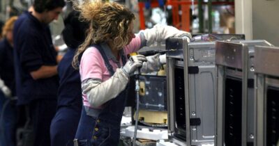 Copertina di Non solo acciaio e auto, la crisi annunciata dell’elettrodomestico: in ballo 13mila posti da Whirlpool a Electrolux. “Preda di multinazionali”