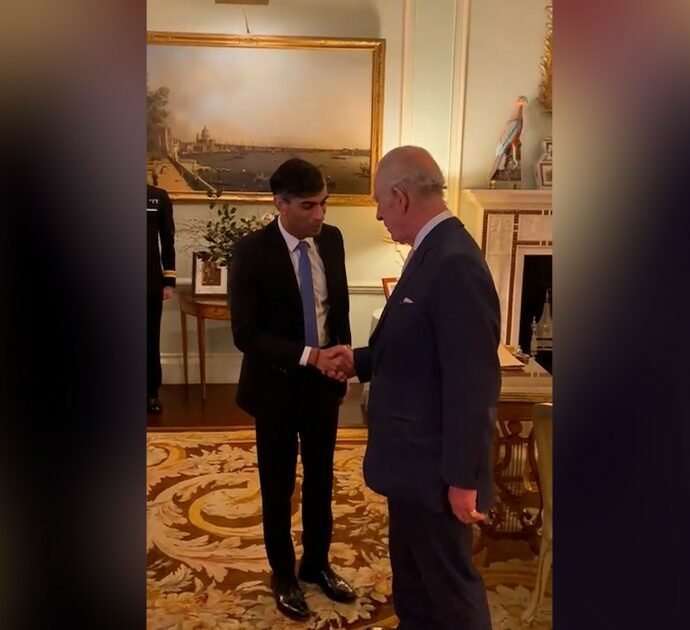 Re Carlo III incontra Sunak a Buckingham Palace: è la prima udienza dalla diagnosi della malattia