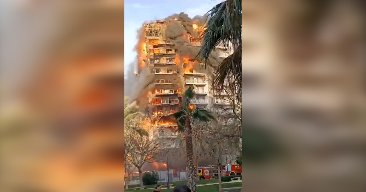 Palazzo di 14 piani avvolto dalle fiamme a Valencia, alcuni abitanti intrappolati sui balconi: le impressionanti immagini