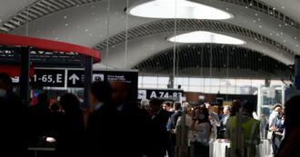 Copertina di Viene licenziata dalla compagnia aerea e distrugge decine di bottiglie di alcolici del duty free a Fiumicino davanti ai passeggeri