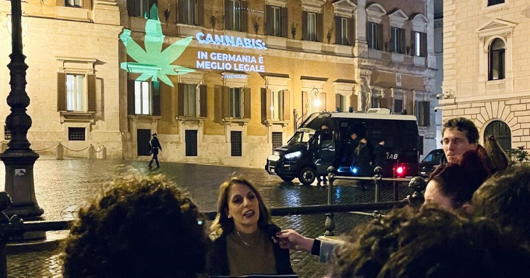 Meglio legale proietta una foglia di cannabis su Montecitorio: “Il sì della Germania dimostra che abbandonare il proibizionismo è possibile”