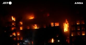 Copertina di Maxi incendio a Valencia, le fiamme avvolgono i palazzi anche in piena notte: le immagini