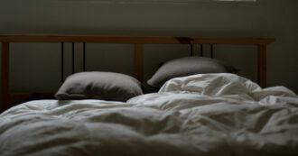 Copertina di Oggi è il Piumone Day, la giornata che consente di “prendersi un giorno di ferie senza avvisare l’azienda” per rimanere a letto