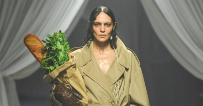 Copertina di Milano Fashion Week, borse a forma di baguette, vecchi tram e “peace”:  il debutto libera l’estro dei tre nuovi creativi di Moschino, Tod’s e Blumarine