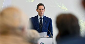 Copertina di Eredità Agnelli, Marella e la residenza svizzera. John Elkann querela  Antinori: “Dice il falso”