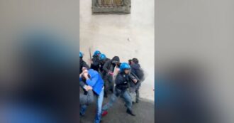 Copertina di Corteo degli studenti pro-Palestina a Pisa, cariche della polizia schierata in tenuta antisommossa – Video