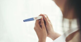 Copertina di Nuoro, 21enne costretta a fare un test di gravidanza al lavoro: scopre di essere incinta e viene licenziata con un messaggio Whatsapp