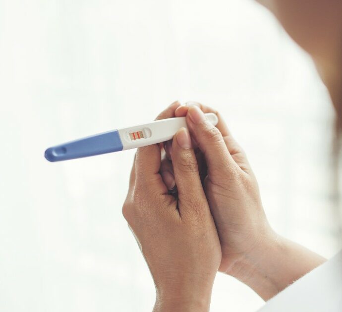 “Ho gridato, ma non rispondevano. Non ho visto i loro volti ma sapevo che erano morti”: mamma rientra a casa e trova il figlio e la compagna senza vita con un test di gravidanza positivo accanto