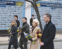 Copertina di Meloni a Kiev: tace sui fondi e va allo scontro con Macron