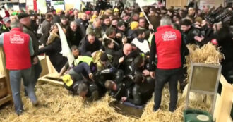 Copertina di Agricoltori contestano Macron alla fiera di Parigi, tensione e scontri con le forze dell’ordine