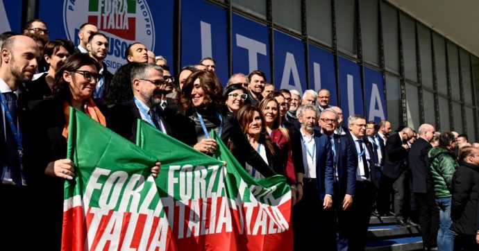 Forza Italia. Il condominio (degli iscritti che latitano) acclama Tajani e i 4 vice