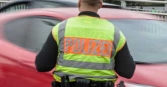 Copertina di Un ragazzo di 13 anni uccide un clochard a Dortmund. L’omicidio ripreso con il telefono. “Colpito con più coltellate”