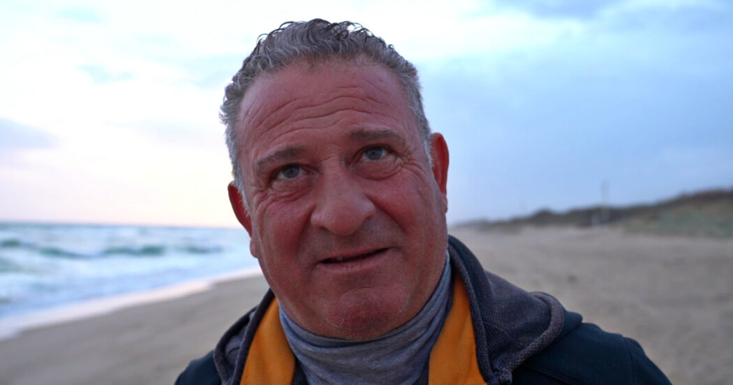 Un anno dalla strage di Cutro, il pescatore che recuperò i corpi: “Non si può morire a 60 metri dalla costa, da italiani dobbiamo chiedere scusa”